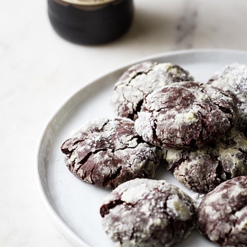 Vegan Chocolate Stout Crinkle Cookies - Powdery, Fudgy and Delicious!