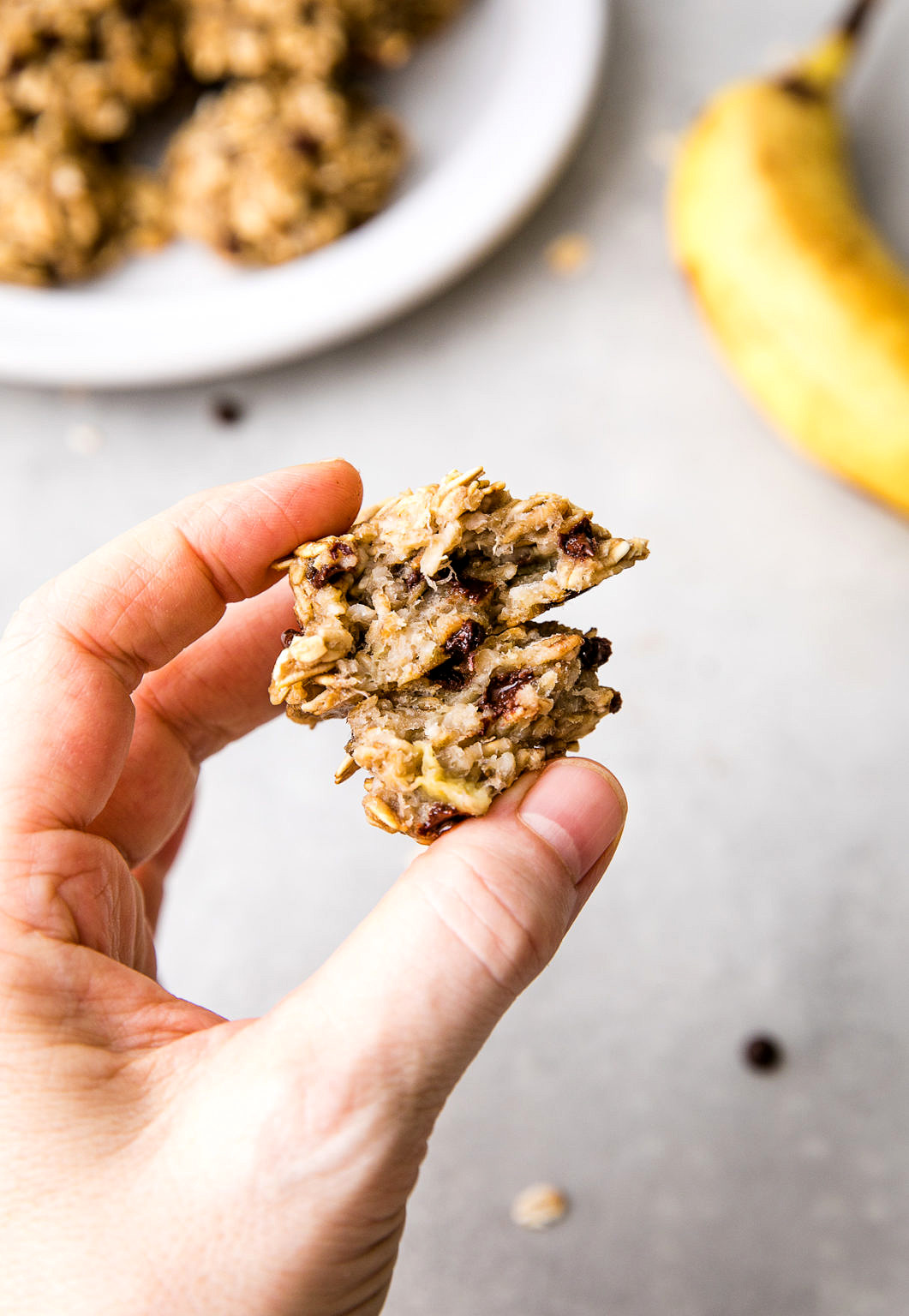 3 Ingredient Banana Oatmeal Cookies W Chocolate Chips Simple Veganista 7907