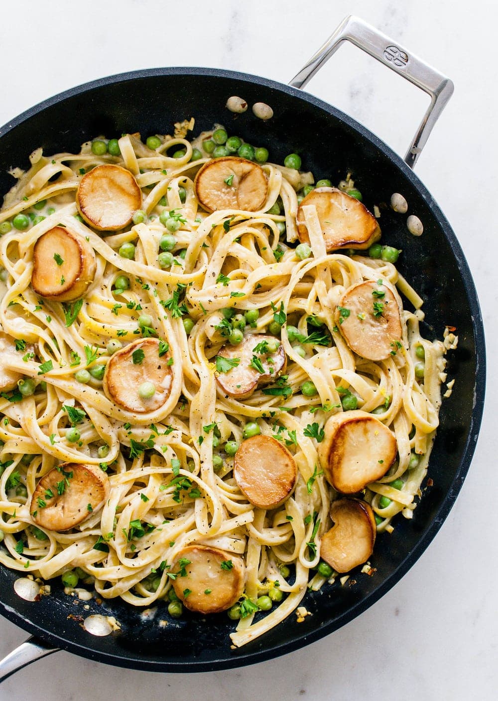 ONE-POT CREAMY FETTUCCINE + PEAS + KING OYSTER MUSHROOM ‘SCALLOPS’