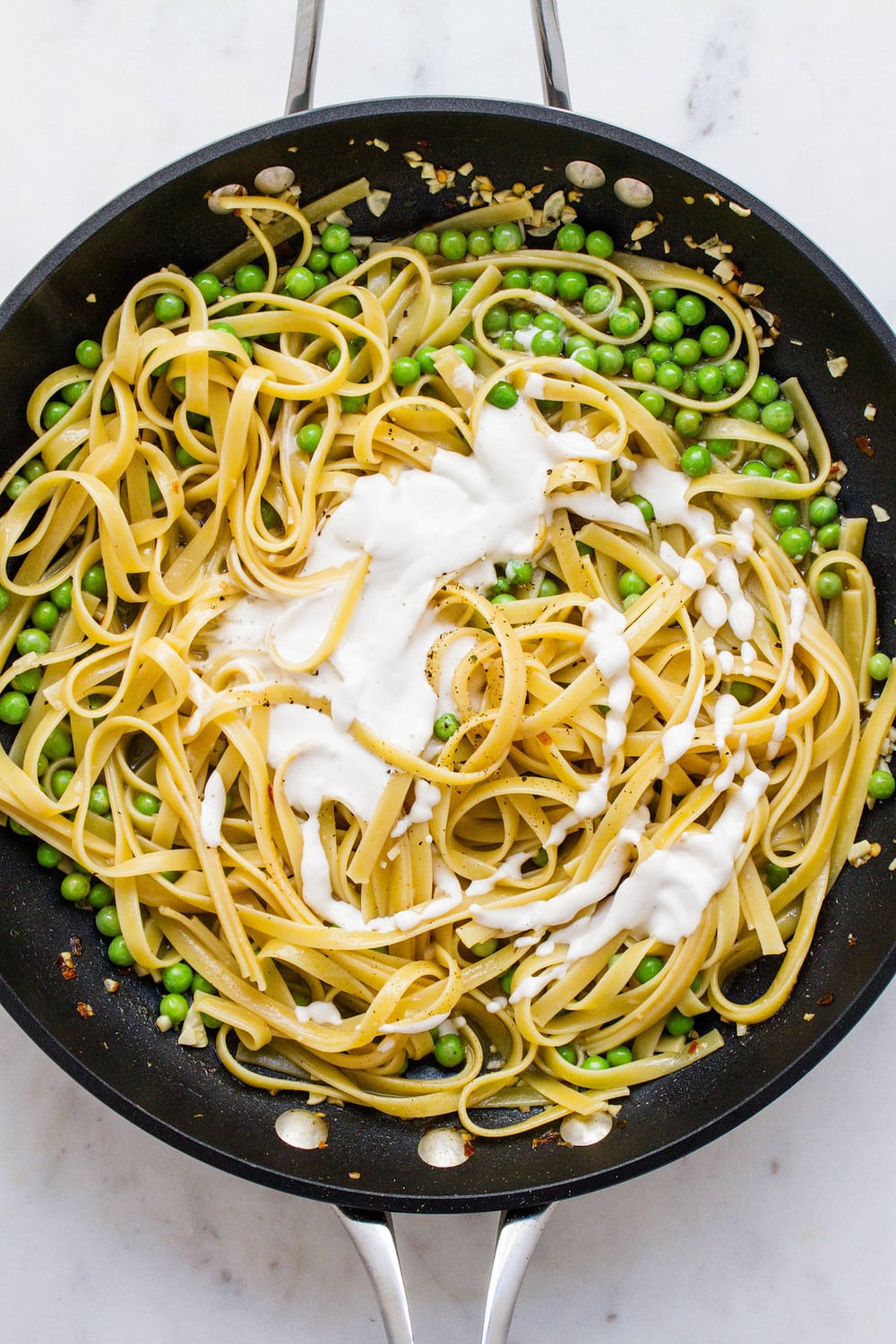 ONE-POT CREAMY FETTUCCINE + PEAS + KING OYSTER MUSHROOM 'SCALLOPS' - THE  SIMPLE VEGANISTA