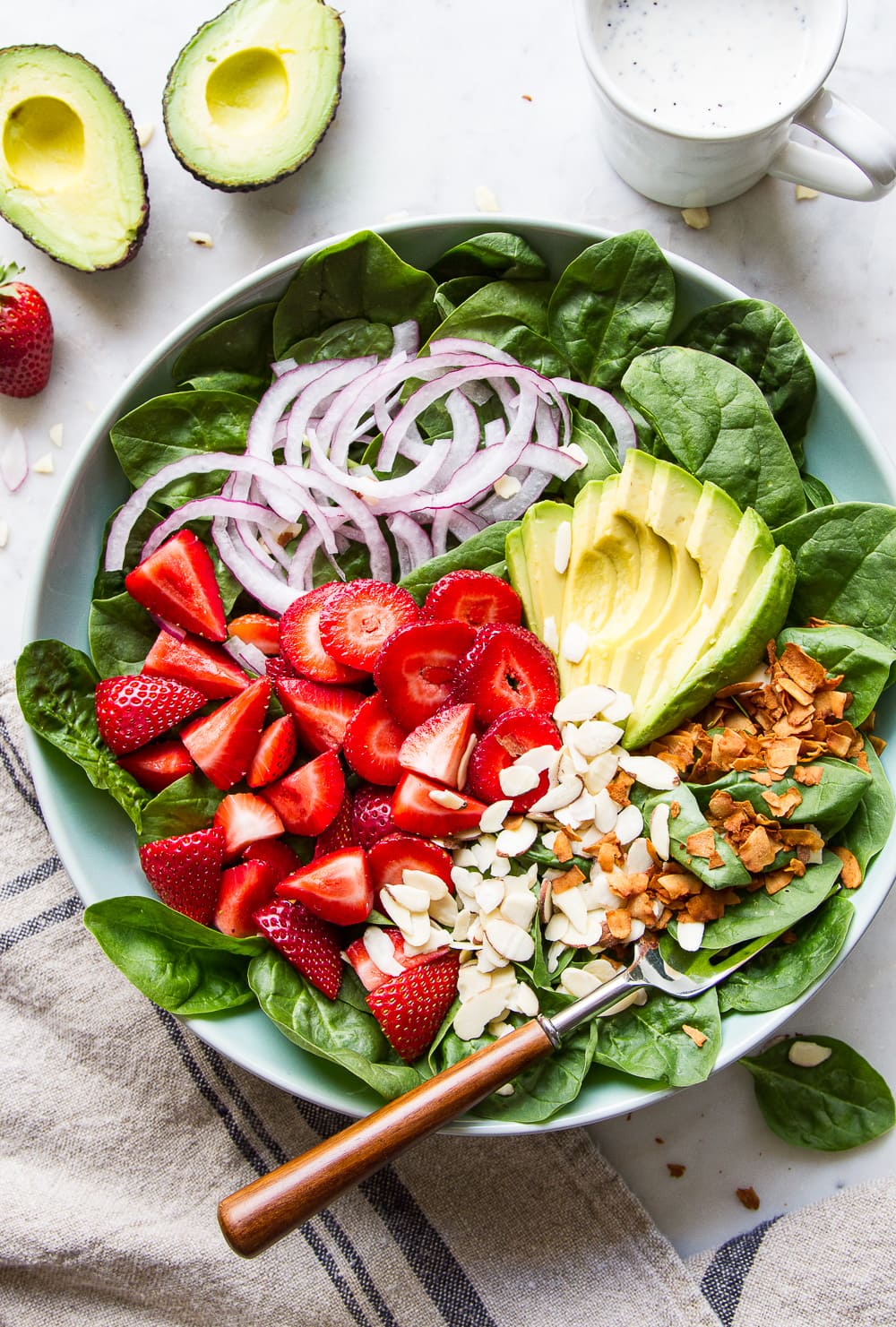 https://simple-veganista.com/wp-content/uploads/2019/07/strawberry-spinach-salad-with-avocado-9.jpg