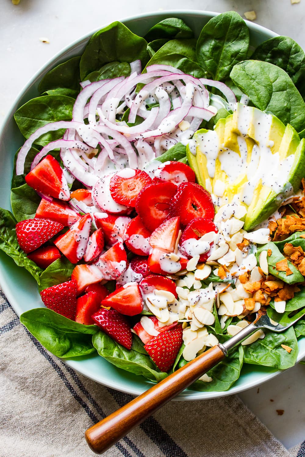 data-pin-description="Strawberry Spinach Salad with poppy seed dressing and avocado is nutritious, delicious and easy to make. Oil free, vegan and ready in 5 minutes! Easy, healthy vegan recipe perfect for lunch, dinner or entertaining!"