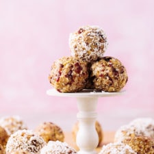 CRANBERRY ALMOND ENERGY BITES (NO BAKE)