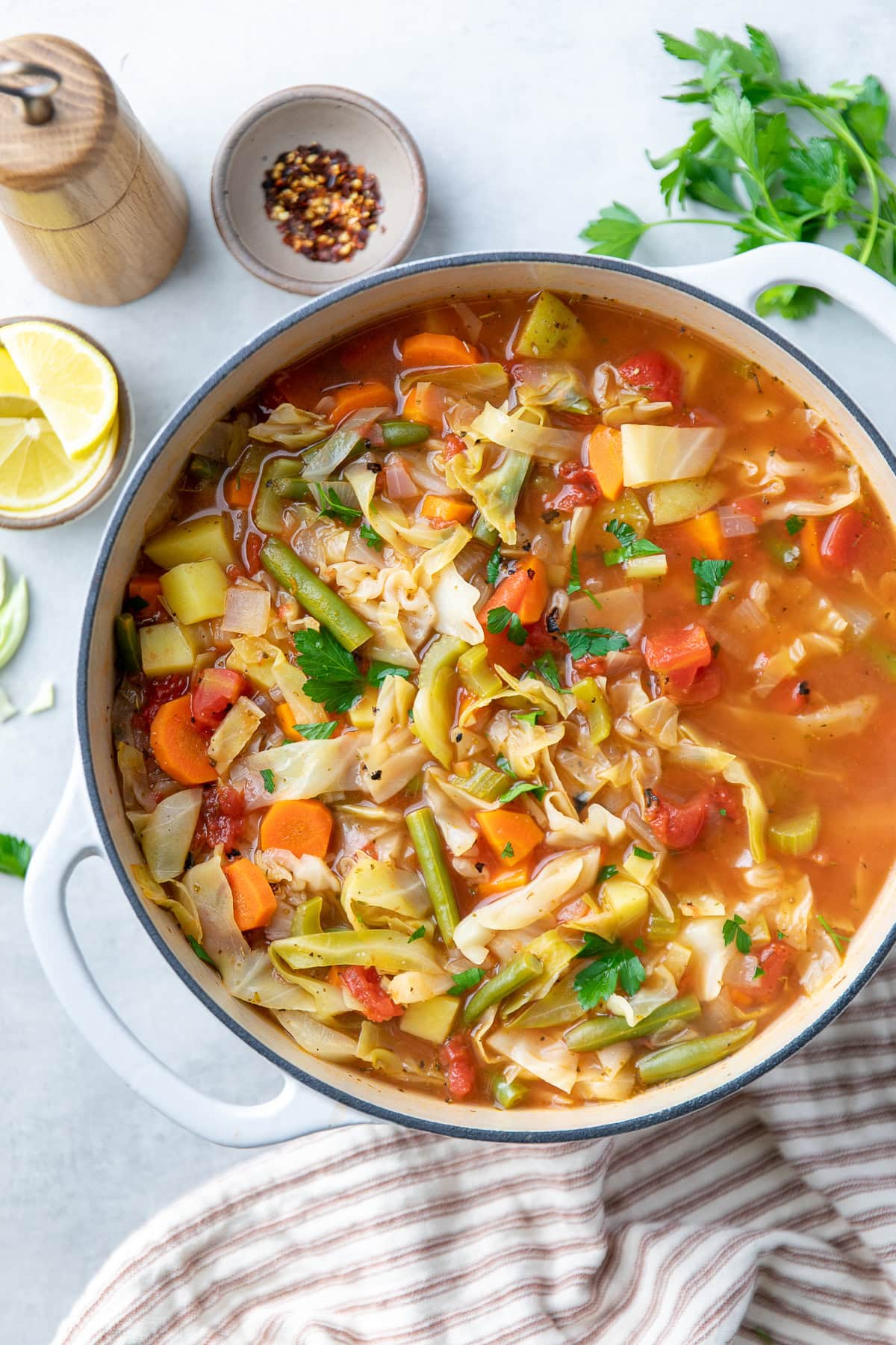 pot of vegan low-fat vegetable cabbage soup.